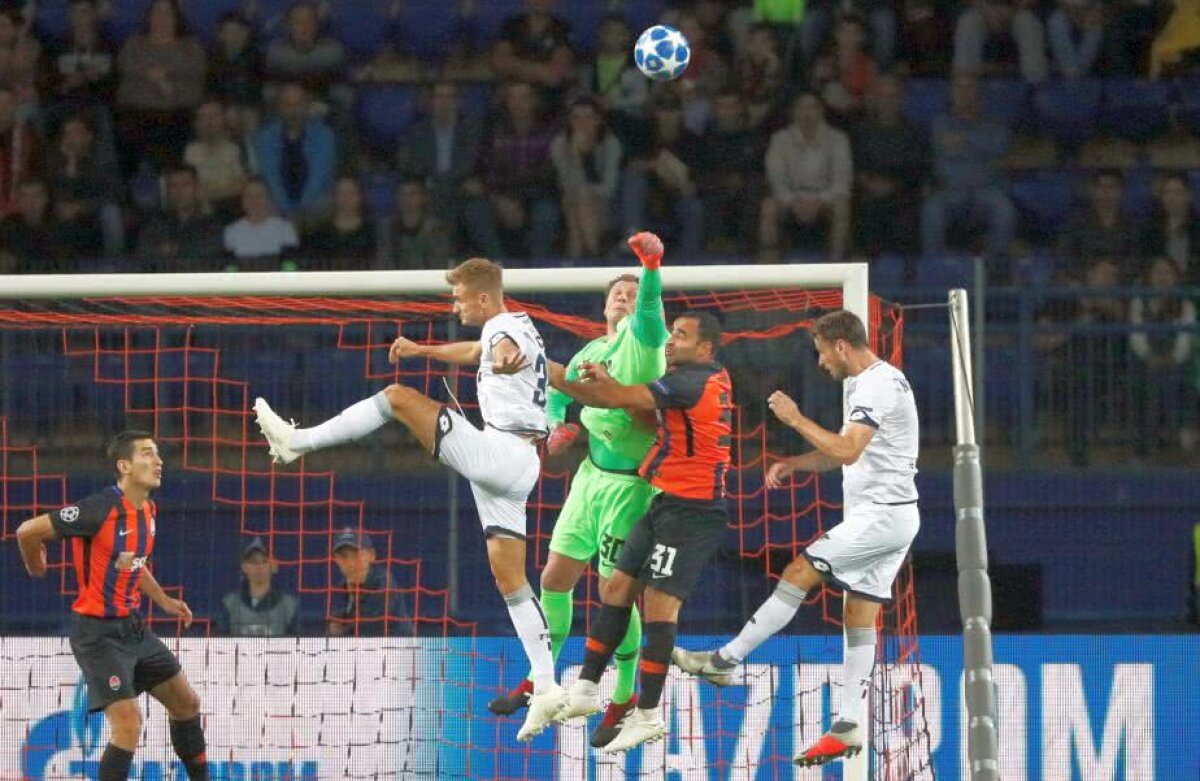 FOTO Unele lucruri nu se schimbă niciodată :) » Pyatov, o nouă gafă uriașă la un meci de Champions League 