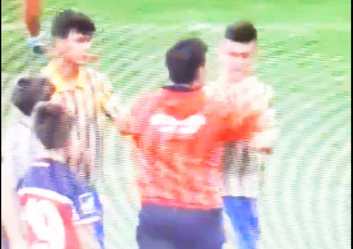VIDEO Incident reprobabil la un meci de juniori » Un oficial a bruscat un puști din echipa adversă! Plângeri către Protecția Copilului și FRF 