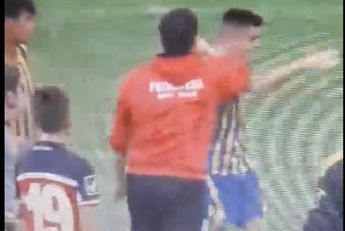 VIDEO Incident reprobabil la un meci de juniori » Un oficial a bruscat un puști din echipa adversă! Plângeri către Protecția Copilului și FRF 