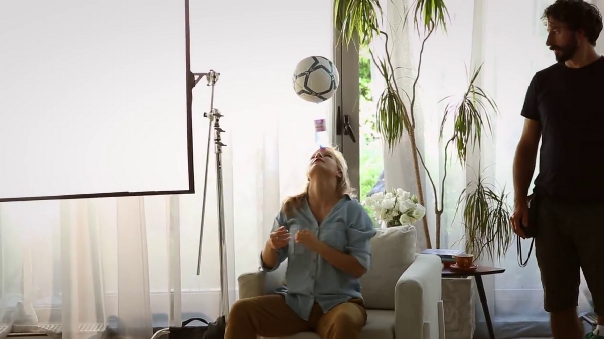 FOTO Gazeta a descoperit-o: ea este misterioasa care face minuni cu mingea în clipul Orange