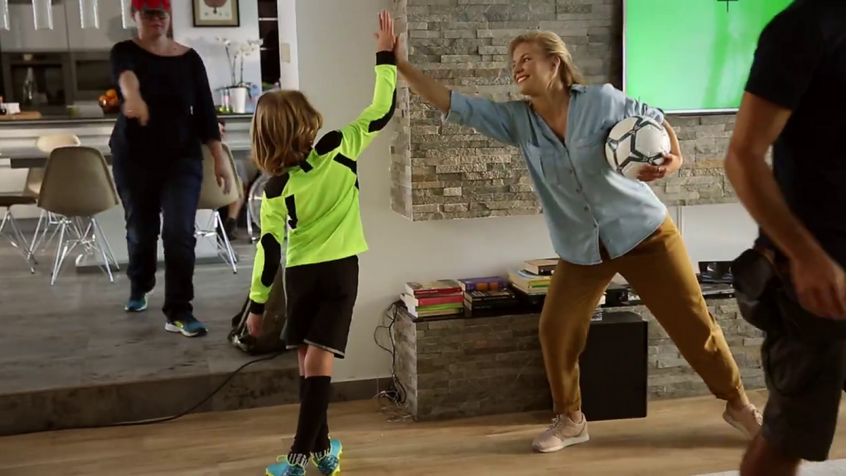 FOTO Gazeta a descoperit-o: ea este misterioasa care face minuni cu mingea în clipul Orange