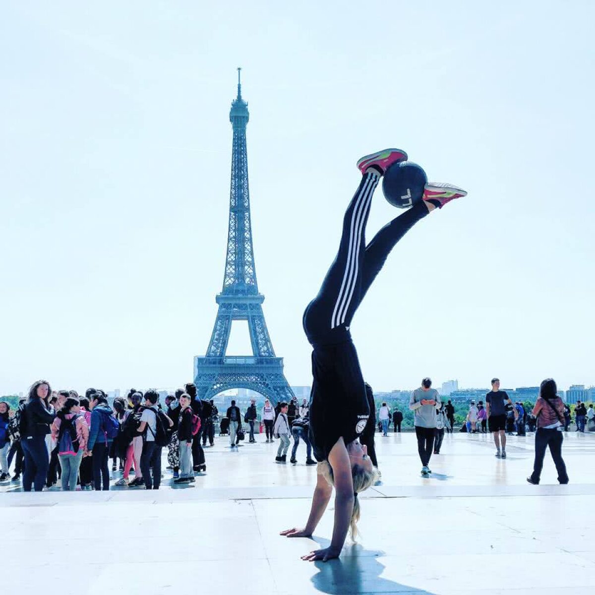 FOTO Gazeta a descoperit-o: ea este misterioasa care face minuni cu mingea în clipul Orange