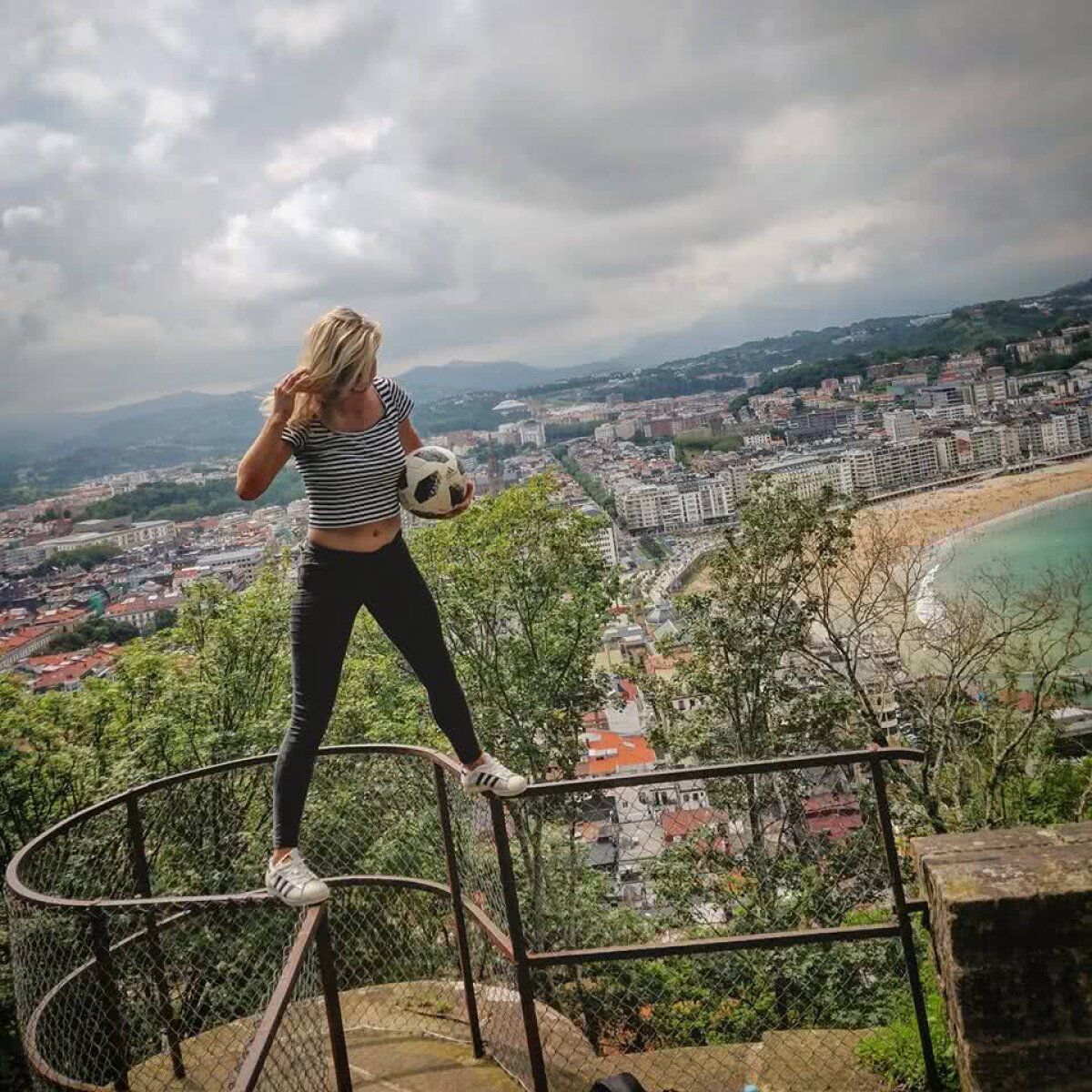 FOTO Gazeta a descoperit-o: ea este misterioasa care face minuni cu mingea în clipul Orange