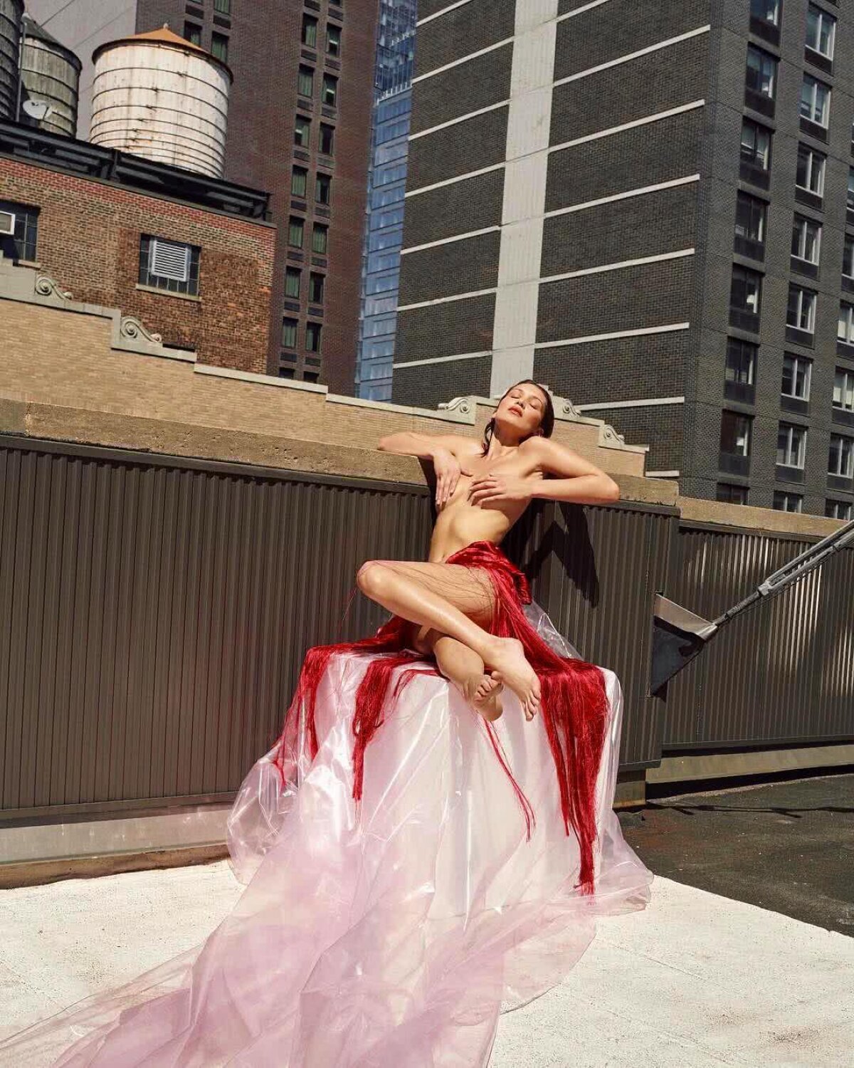 FOTO Superba Bella Hadid a realizat un nou pictorial incendiar: probabil cel mai sexy decolteu