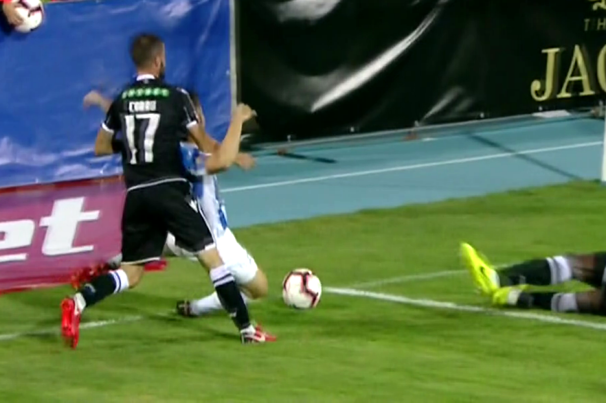 FOTO Fază controversată în Poli Iași - Dinamo » Trebuia dat penalty sau al doilea cartonaș galben?