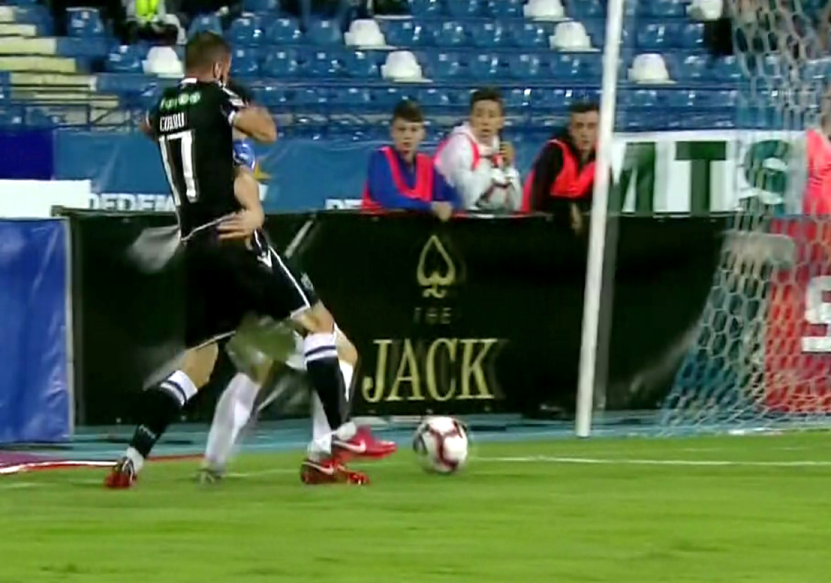 FOTO Fază controversată în Poli Iași - Dinamo » Trebuia dat penalty sau al doilea cartonaș galben?