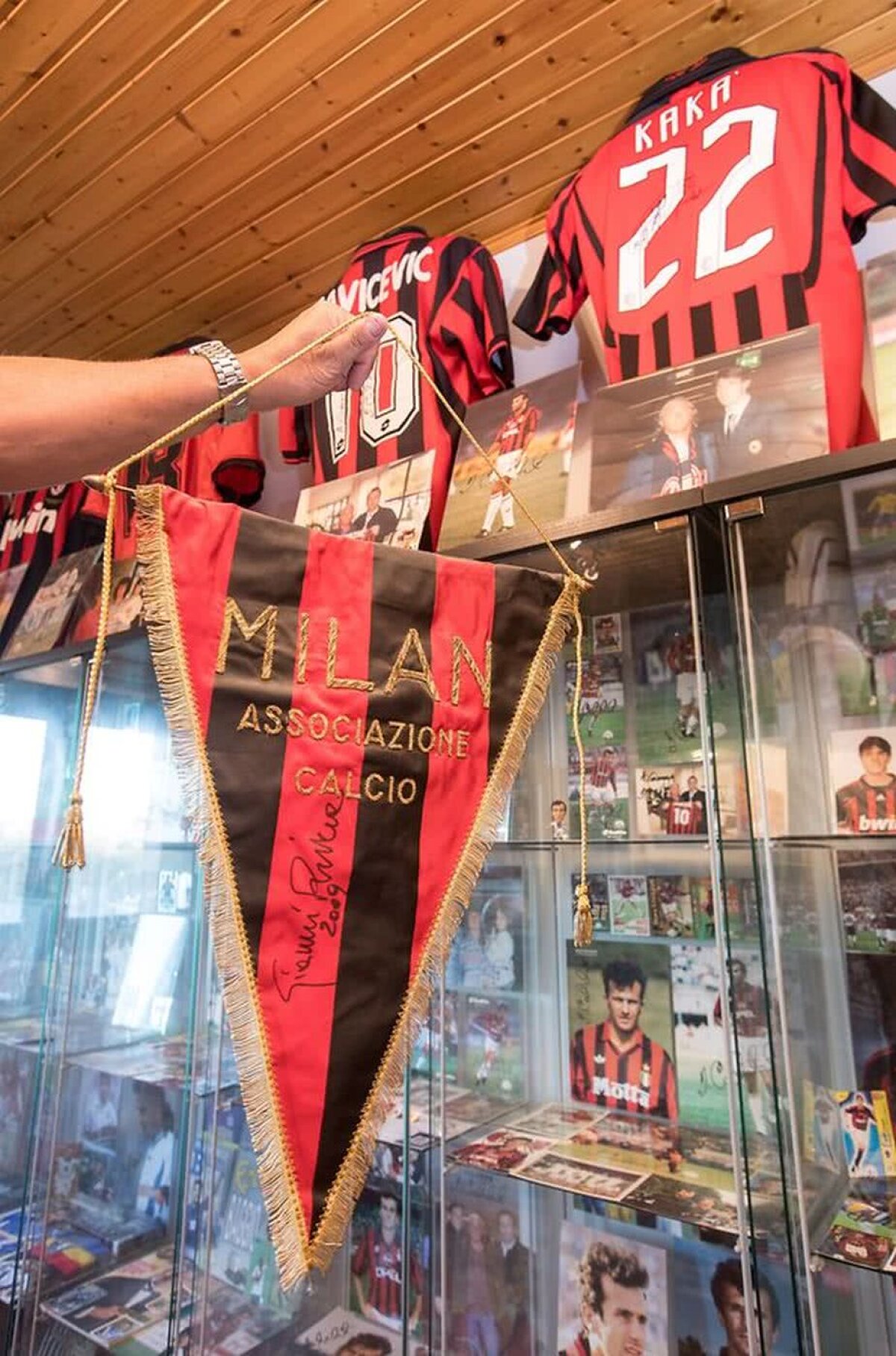 GALERIE FOTO » Micul univers Milan din Dudelange » Un suporter care trăiește în Luxemburg și-a transformat casa într-un adevărat muzeu dedicat rossonerilor