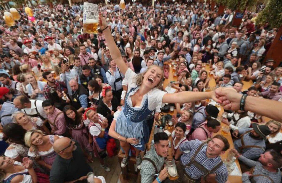 FOTO Cele mai tari femei de la Oktoberfest: bere, distracție și tipe sexy