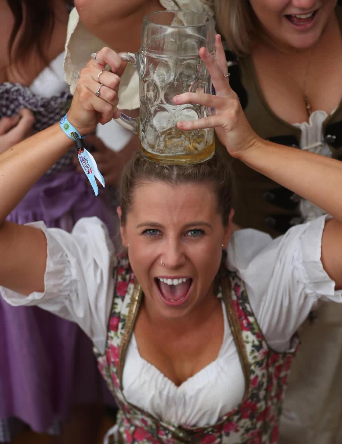 FOTO Cele mai tari femei de la Oktoberfest: bere, distracție și tipe sexy