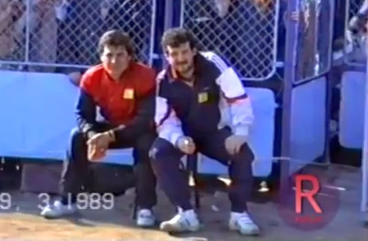 VIDEO Ca la 30 de ani » Imagini GENIALE cu Gigi și Victor Becali în '89, la prima lor apariție în anturajul "naționalei" :D