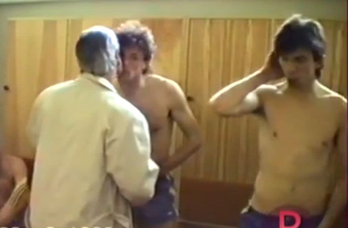 VIDEO Ca la 30 de ani » Imagini GENIALE cu Gigi și Victor Becali în '89, la prima lor apariție în anturajul "naționalei" :D