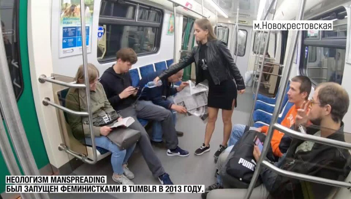 VIDEO DUBIOS! Un fotomodel aruncă cu apă și înălbitor pe bărbații de la metrou. Explicația gestului