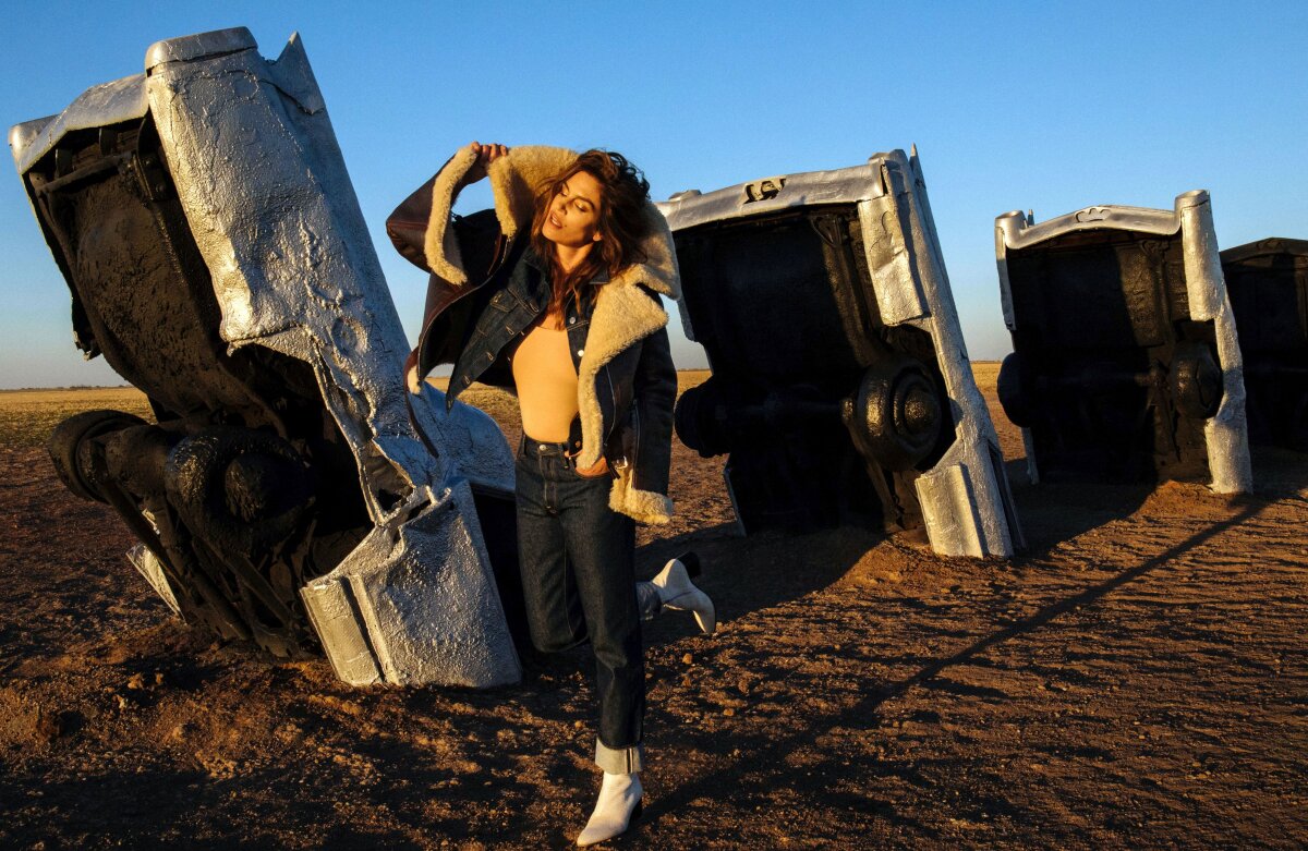 FOTO WOOOW!!! Cindy Crawford a realizat un nou pictorial, iar imaginile par din anii '90