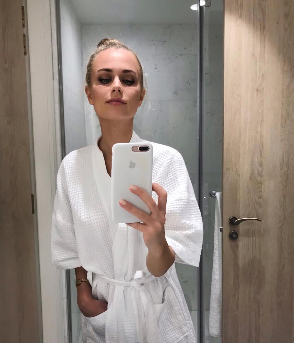 FOTO Fata care te face frumoasă! Un makeup artist e mai sexy decât fotomodelele cu care lucrează