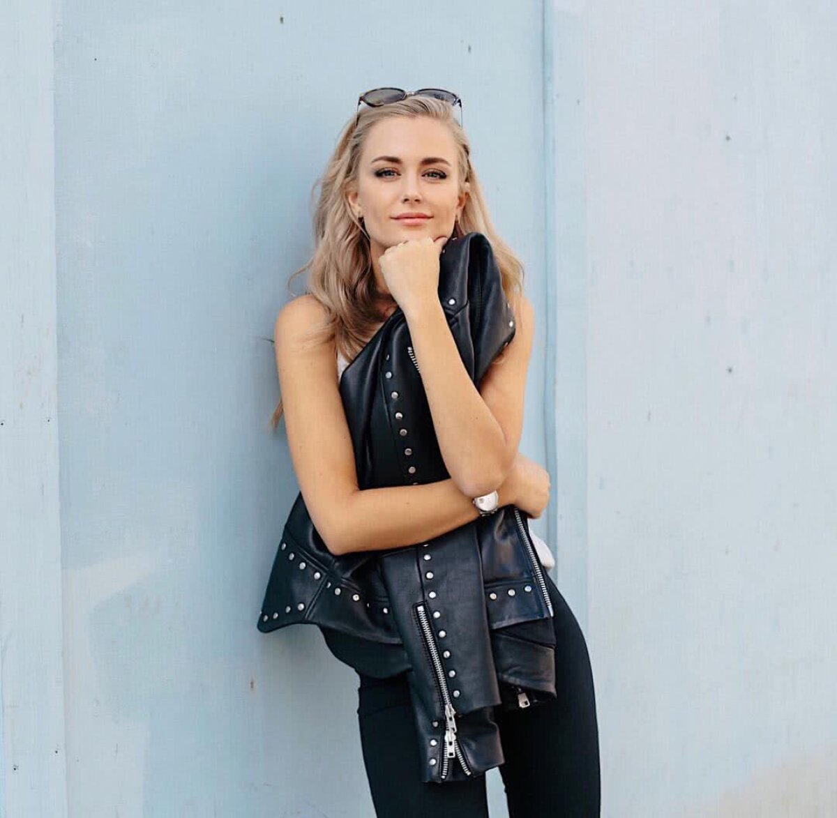 FOTO Fata care te face frumoasă! Un makeup artist e mai sexy decât fotomodelele cu care lucrează