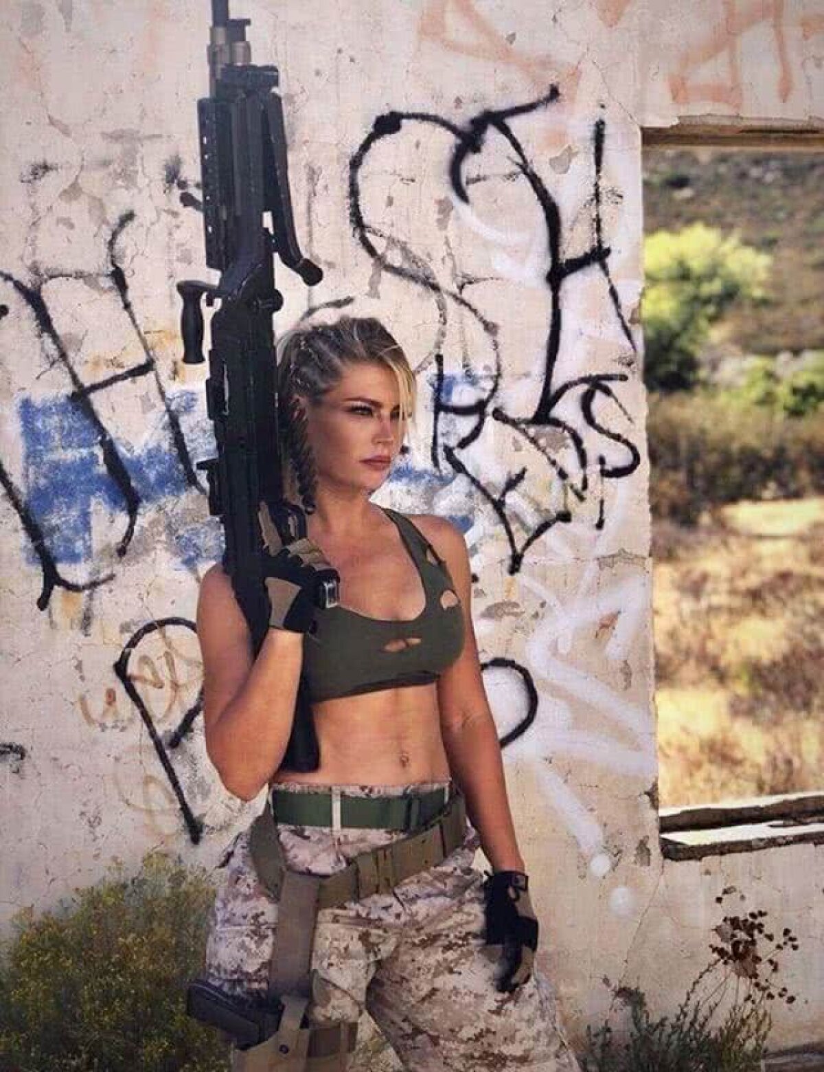 FOTO Cea mai sexy tipă din marina militară a pozat aproape dezbrăcată pentru un calendar HOT