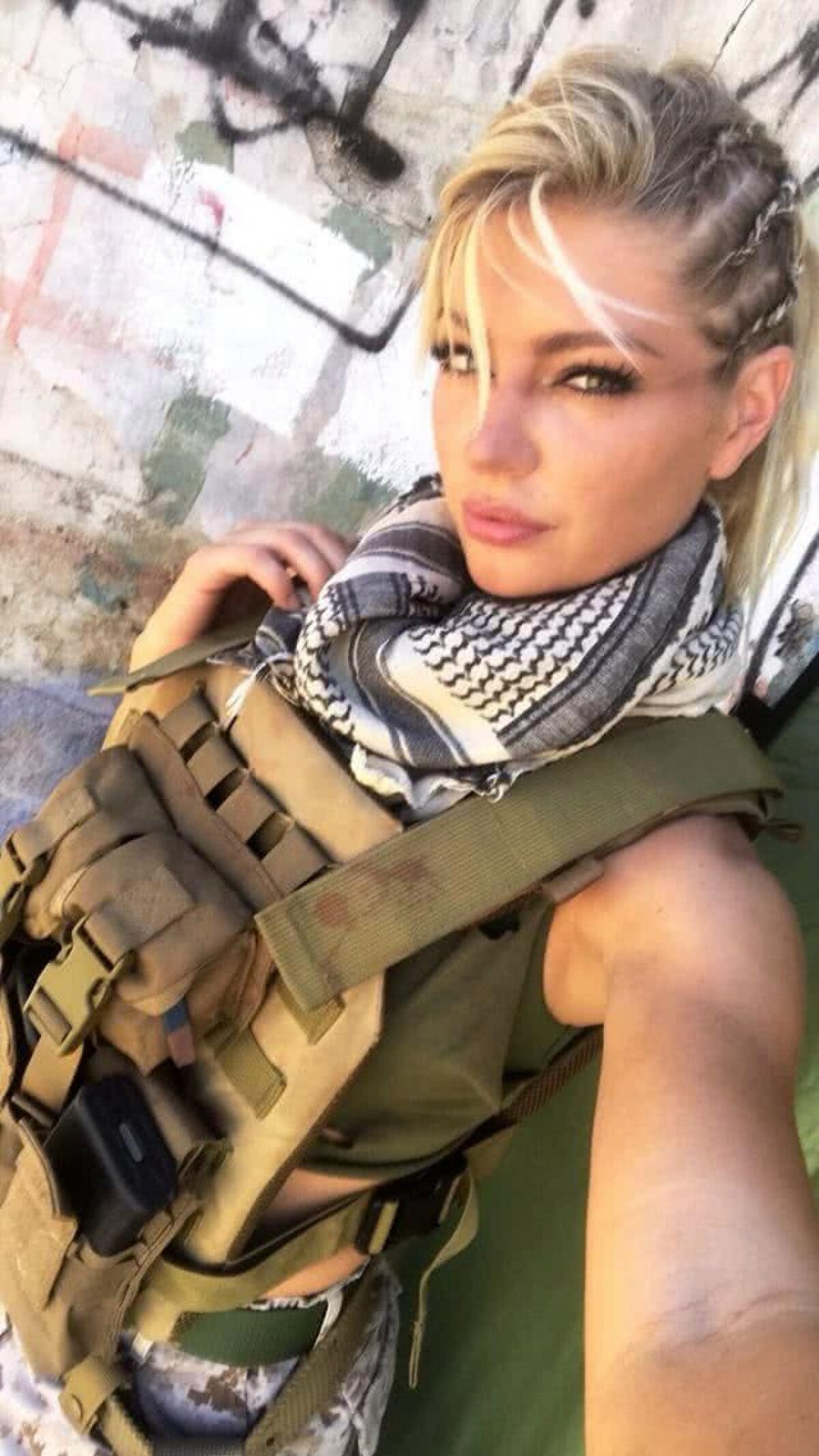 FOTO Cea mai sexy tipă din marina militară a pozat aproape dezbrăcată pentru un calendar HOT