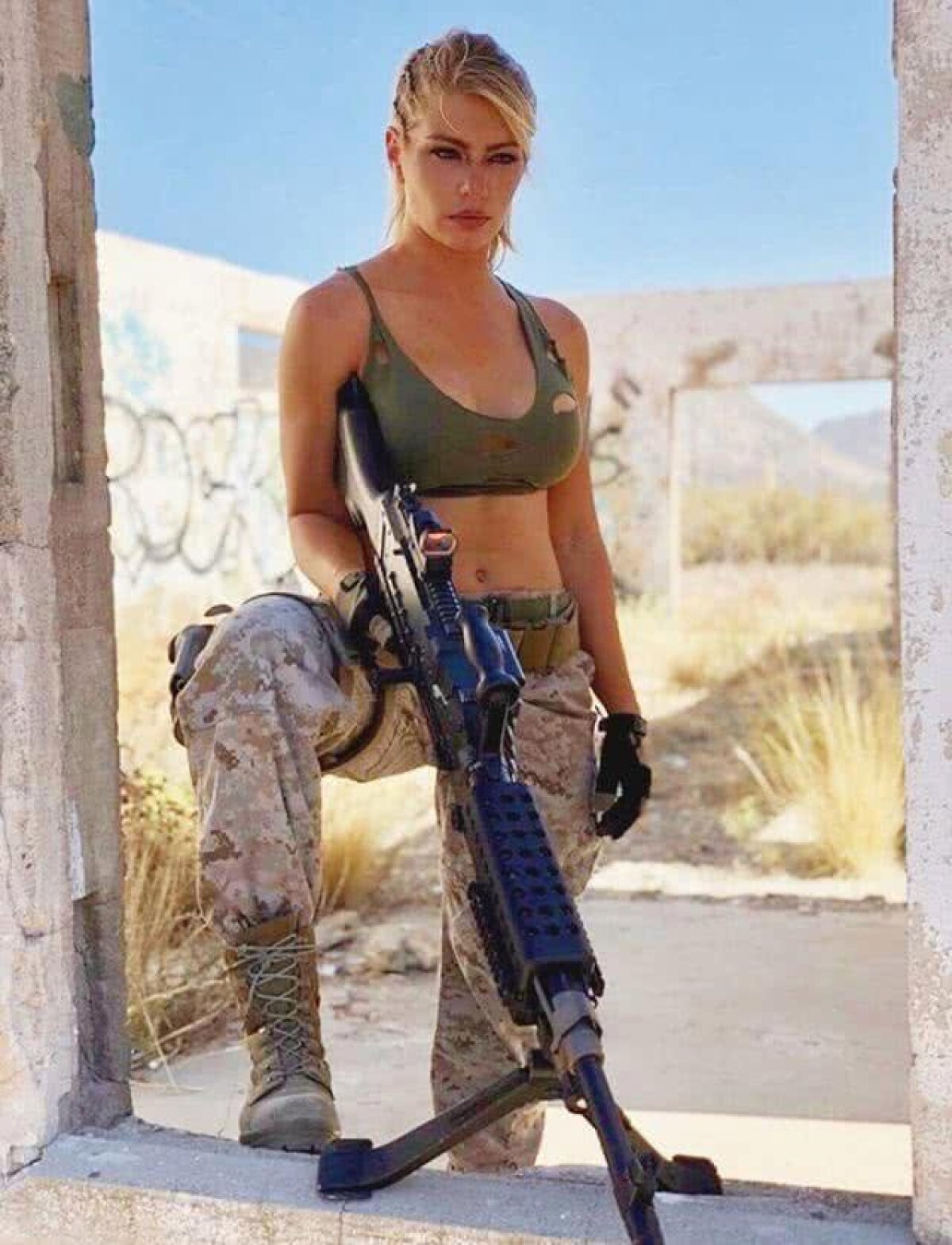 FOTO Cea mai sexy tipă din marina militară a pozat aproape dezbrăcată pentru un calendar HOT