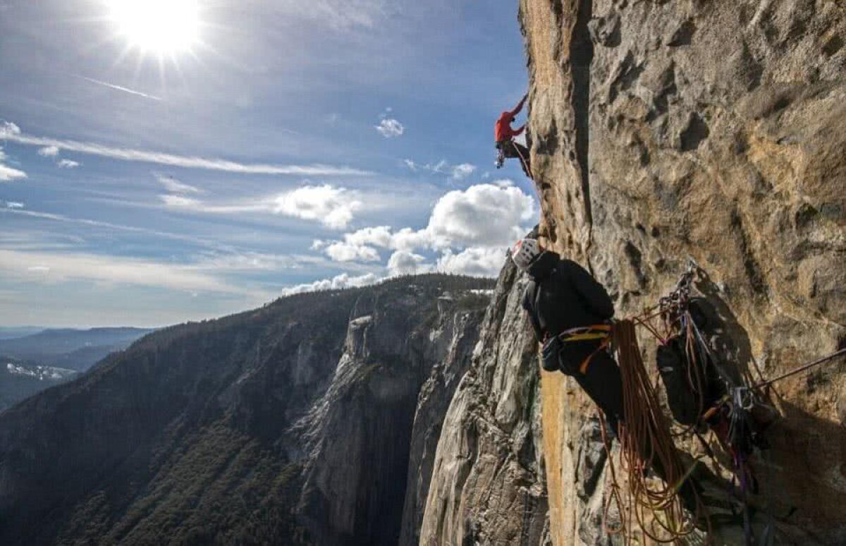 VIDEO&FOTO Spectaculos » A escaladat un versant de 914 metri fără frânghie și orice formă de protecție