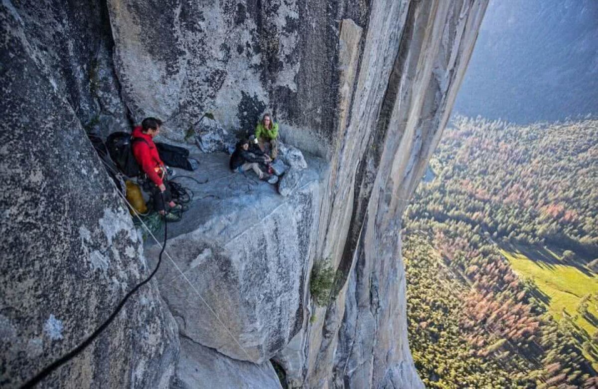 VIDEO&FOTO Spectaculos » A escaladat un versant de 914 metri fără frânghie și orice formă de protecție