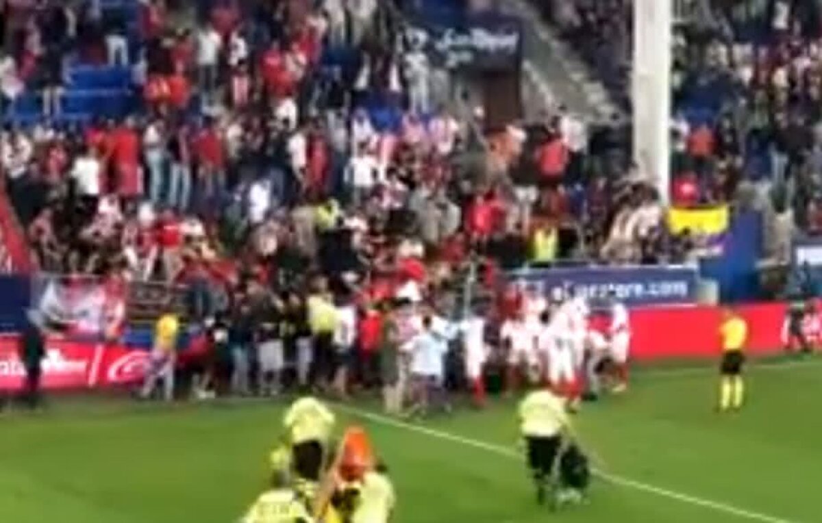 FOTO Panică la Eibar - Sevilla! Tribuna cu fanii andaluzi s-a rupt și a căzut!