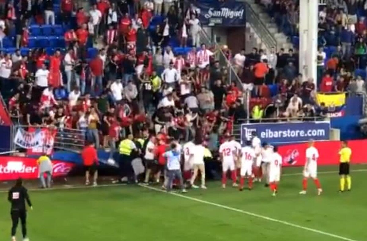 FOTO Panică la Eibar - Sevilla! Tribuna cu fanii andaluzi s-a rupt și a căzut!