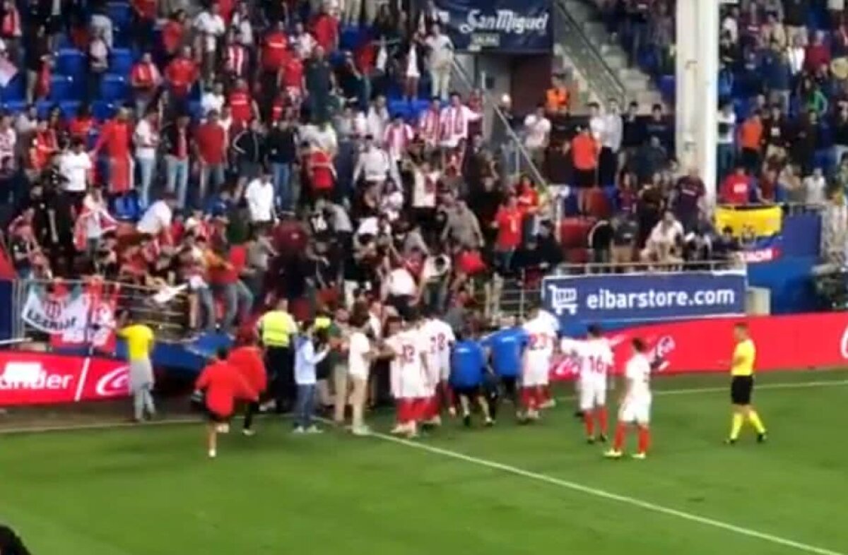 FOTO Panică la Eibar - Sevilla! Tribuna cu fanii andaluzi s-a rupt și a căzut!