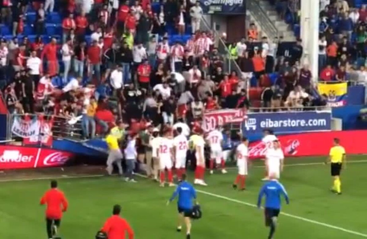 FOTO Panică la Eibar - Sevilla! Tribuna cu fanii andaluzi s-a rupt și a căzut!