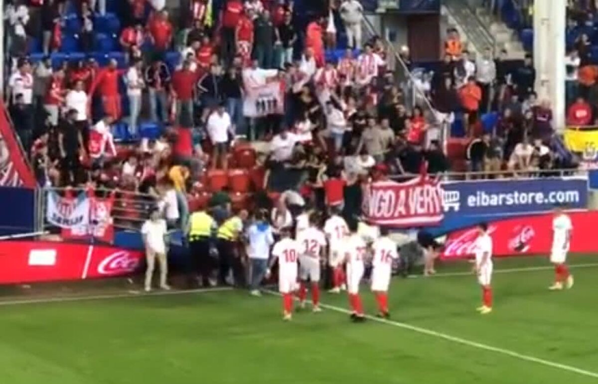 FOTO Panică la Eibar - Sevilla! Tribuna cu fanii andaluzi s-a rupt și a căzut!