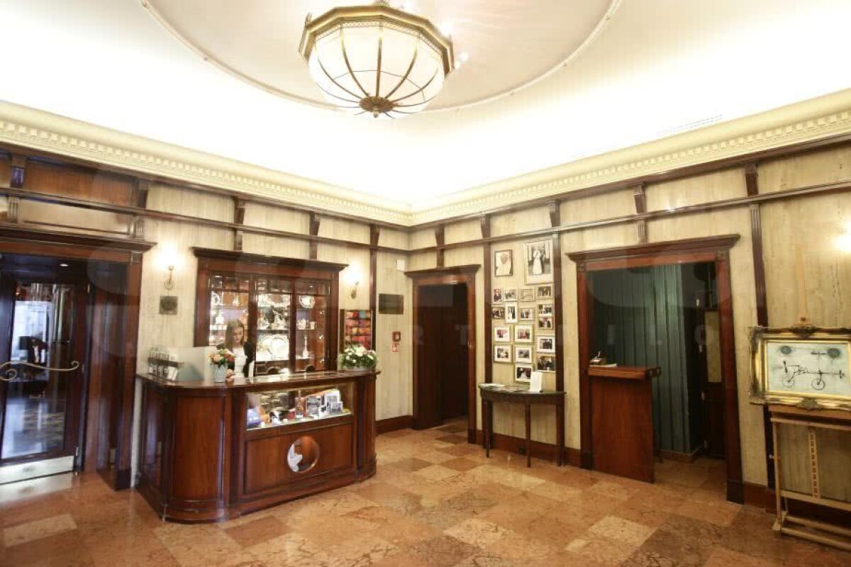 GALERIE FOTO La masa Reginei » Cristi Borcea și Valentina Pelinel se căsătoresc azi la un restaurant de lux din Budapesta! Angelina Jolie, Brad Pitt și Sir Alex Ferguson au cinat acolo