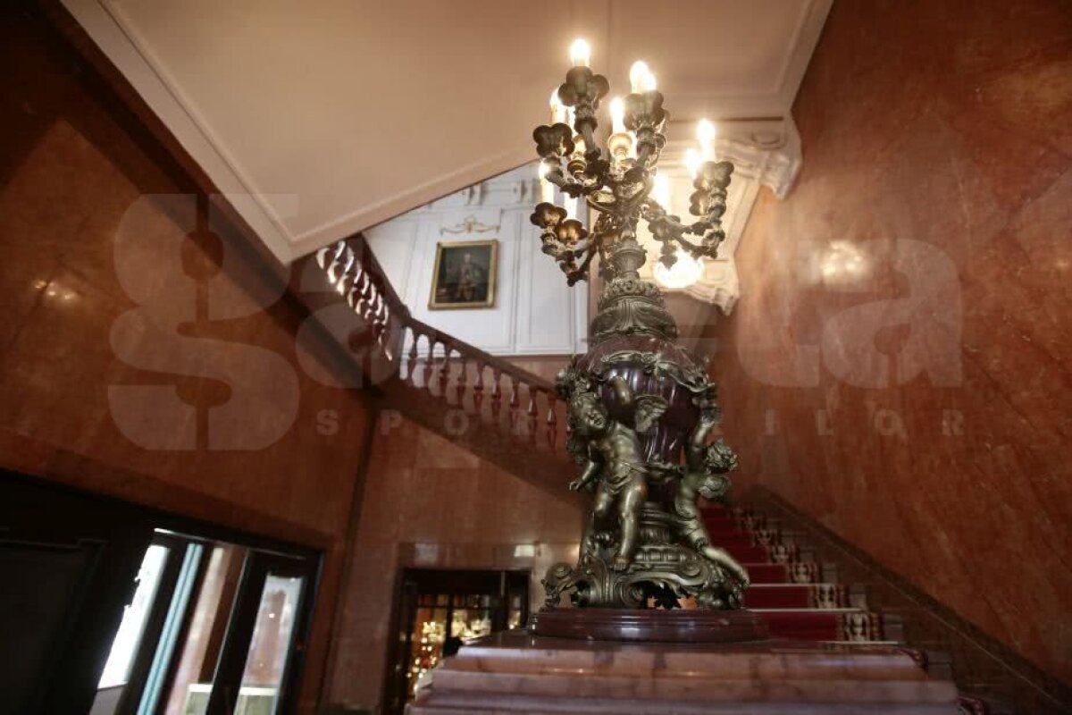 GALERIE FOTO La masa Reginei » Cristi Borcea și Valentina Pelinel se căsătoresc azi la un restaurant de lux din Budapesta! Angelina Jolie, Brad Pitt și Sir Alex Ferguson au cinat acolo