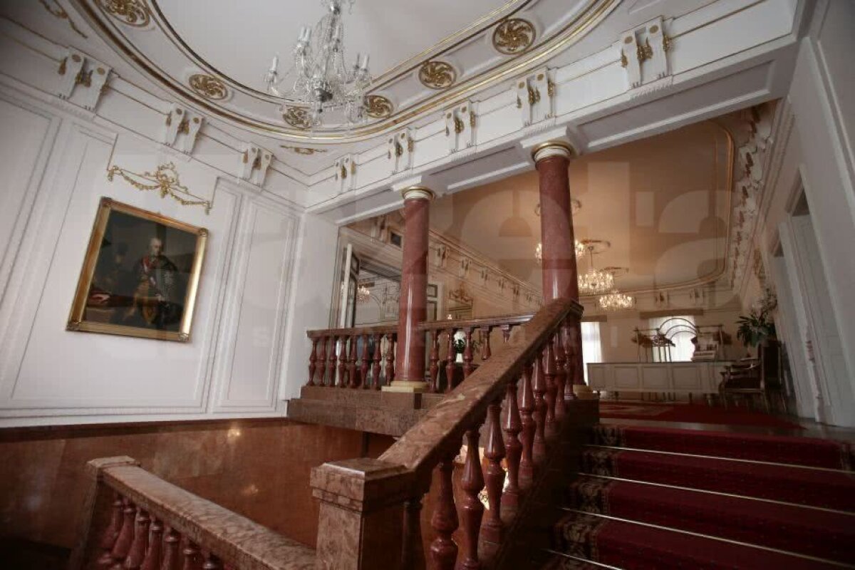 GALERIE FOTO La masa Reginei » Cristi Borcea și Valentina Pelinel se căsătoresc azi la un restaurant de lux din Budapesta! Angelina Jolie, Brad Pitt și Sir Alex Ferguson au cinat acolo