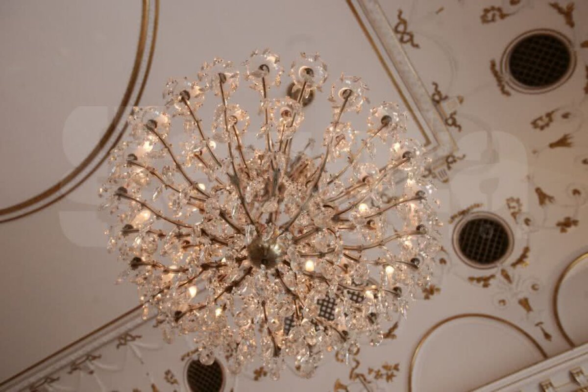 GALERIE FOTO La masa Reginei » Cristi Borcea și Valentina Pelinel se căsătoresc azi la un restaurant de lux din Budapesta! Angelina Jolie, Brad Pitt și Sir Alex Ferguson au cinat acolo