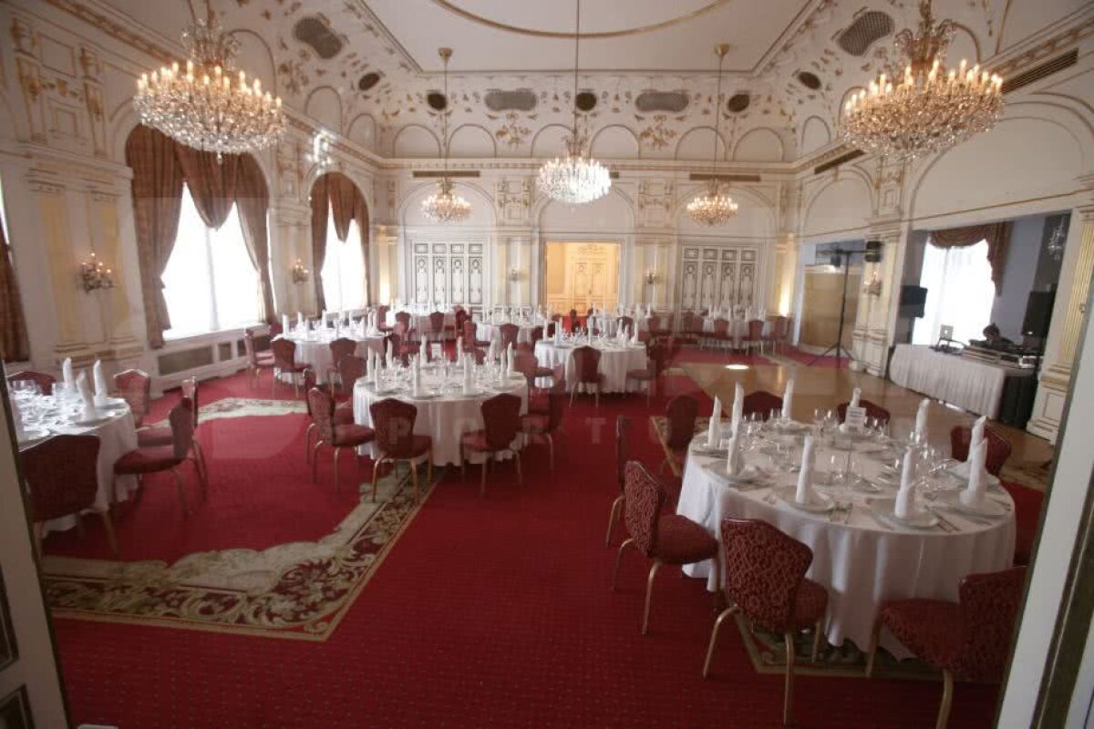 GALERIE FOTO La masa Reginei » Cristi Borcea și Valentina Pelinel se căsătoresc azi la un restaurant de lux din Budapesta! Angelina Jolie, Brad Pitt și Sir Alex Ferguson au cinat acolo