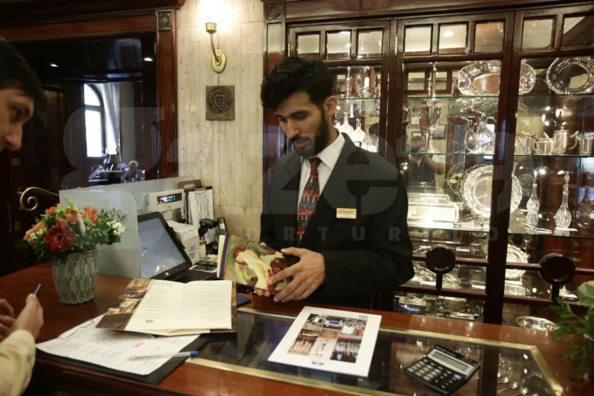 GALERIE FOTO La masa Reginei » Cristi Borcea și Valentina Pelinel se căsătoresc azi la un restaurant de lux din Budapesta! Angelina Jolie, Brad Pitt și Sir Alex Ferguson au cinat acolo