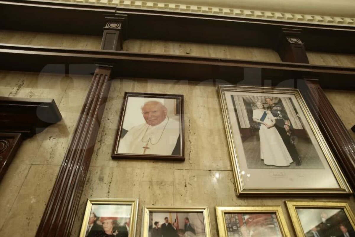 GALERIE FOTO La masa Reginei » Cristi Borcea și Valentina Pelinel se căsătoresc azi la un restaurant de lux din Budapesta! Angelina Jolie, Brad Pitt și Sir Alex Ferguson au cinat acolo