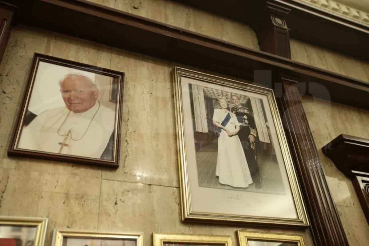 GALERIE FOTO La masa Reginei » Cristi Borcea și Valentina Pelinel se căsătoresc azi la un restaurant de lux din Budapesta! Angelina Jolie, Brad Pitt și Sir Alex Ferguson au cinat acolo