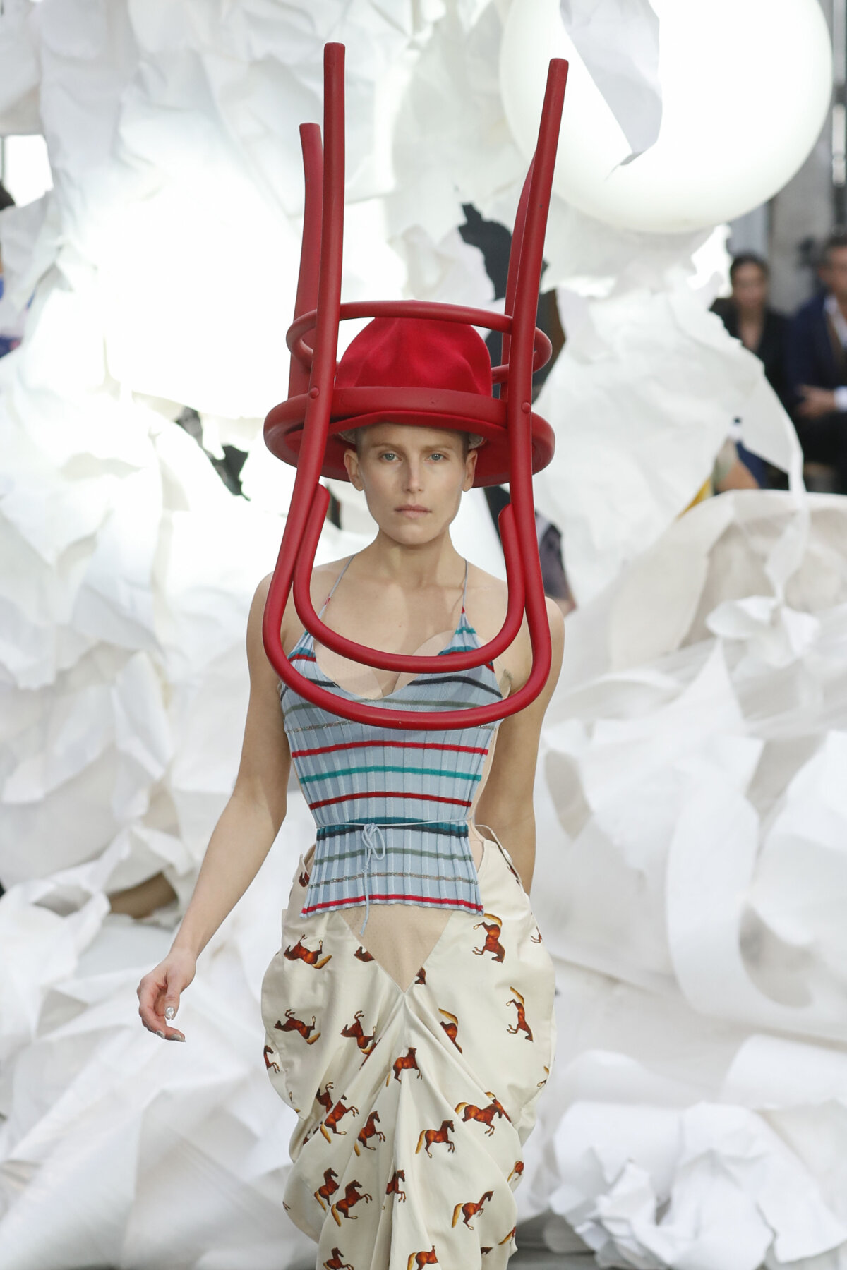 FOTO Lipsă de inspirație? Un fotomodel a defilat cu scaunul în cap la Paris
