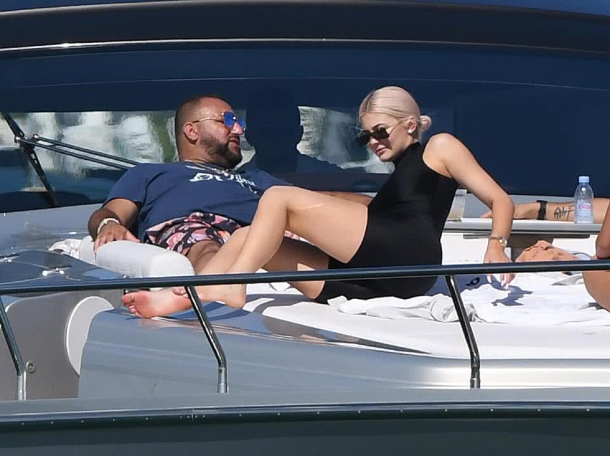 FOTO Apariție HOT! Kylie Jenner a ieșit la plimbare, iar paparazzi au surprins-o în noi ipostaze sexy