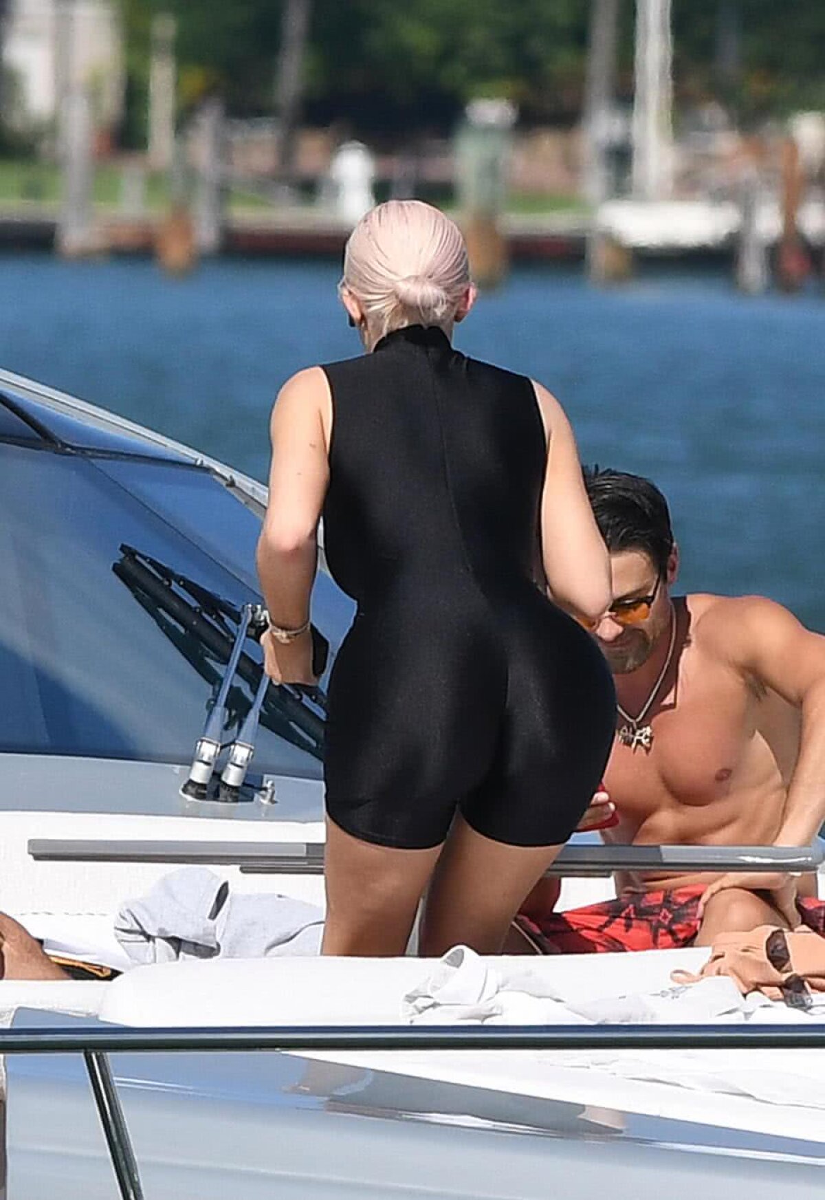 FOTO Apariție HOT! Kylie Jenner a ieșit la plimbare, iar paparazzi au surprins-o în noi ipostaze sexy