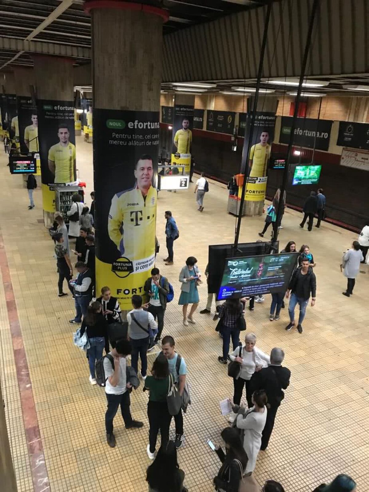 GALERIE FOTO Emulație la metrou! Campanie inedită a principalului sponsor al naționalei de fotbal înainte de meciurile cu Lituania și Serbia din Liga Națiunilor