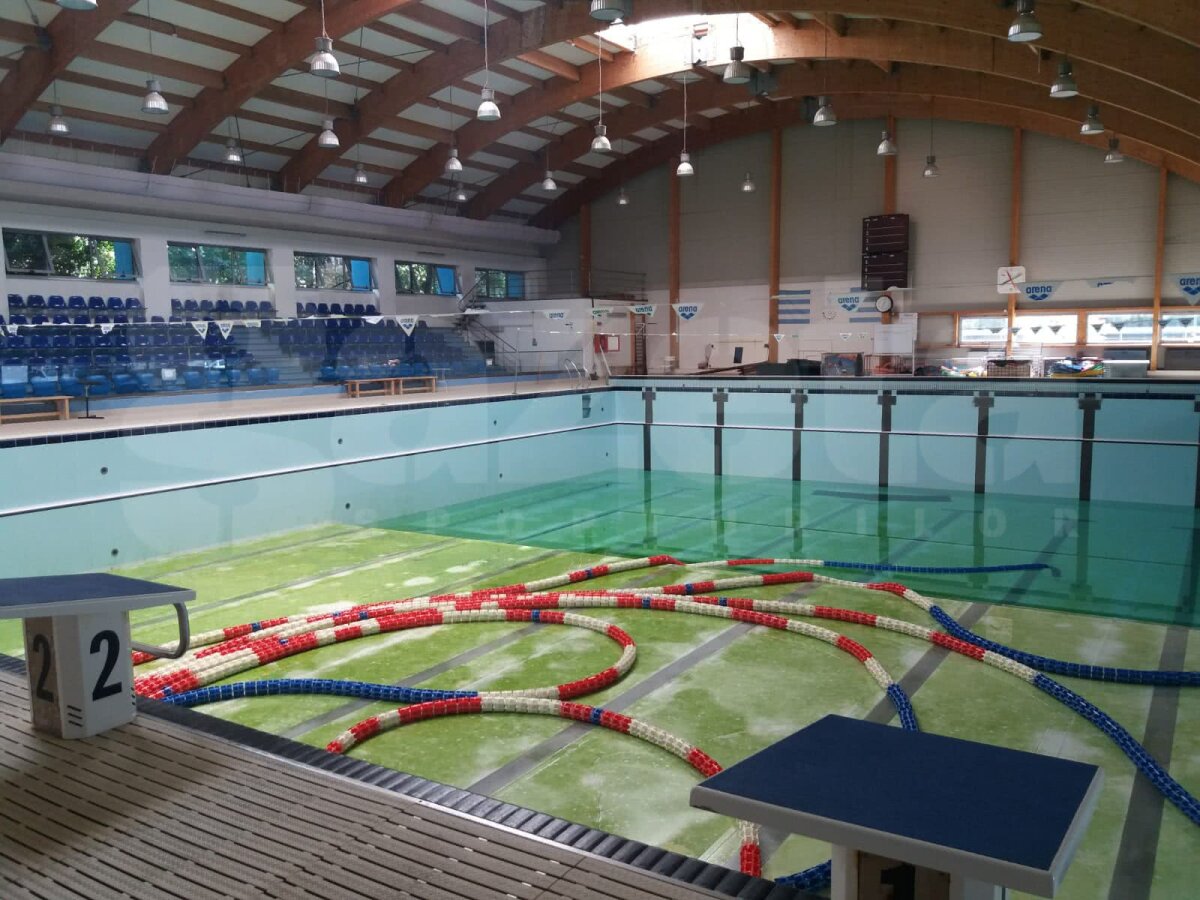 FOTO EXCLUSIV Părinți și antrenori au mers azi la MTS pentru a cere redeschiderea bazinului acoperit de la "Lia Manoliu": "S-a rezolvat, nu se poate!" » Imagini horror cu bazinele de la "Lia Manoliu" și Olimpia