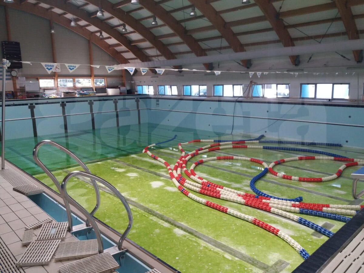 FOTO EXCLUSIV Părinți și antrenori au mers azi la MTS pentru a cere redeschiderea bazinului acoperit de la "Lia Manoliu": "S-a rezolvat, nu se poate!" » Imagini horror cu bazinele de la "Lia Manoliu" și Olimpia