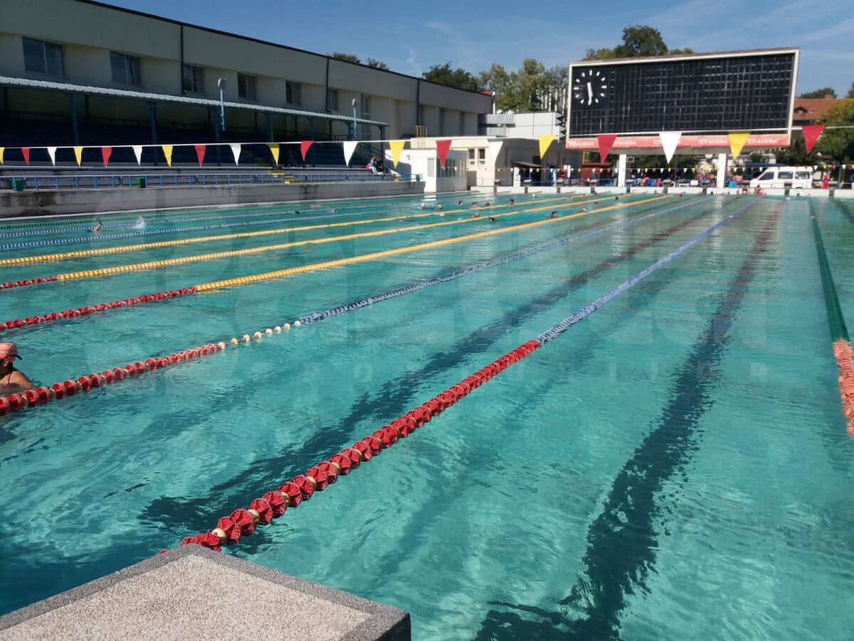 FOTO EXCLUSIV Părinți și antrenori au mers azi la MTS pentru a cere redeschiderea bazinului acoperit de la "Lia Manoliu": "S-a rezolvat, nu se poate!" » Imagini horror cu bazinele de la "Lia Manoliu" și Olimpia