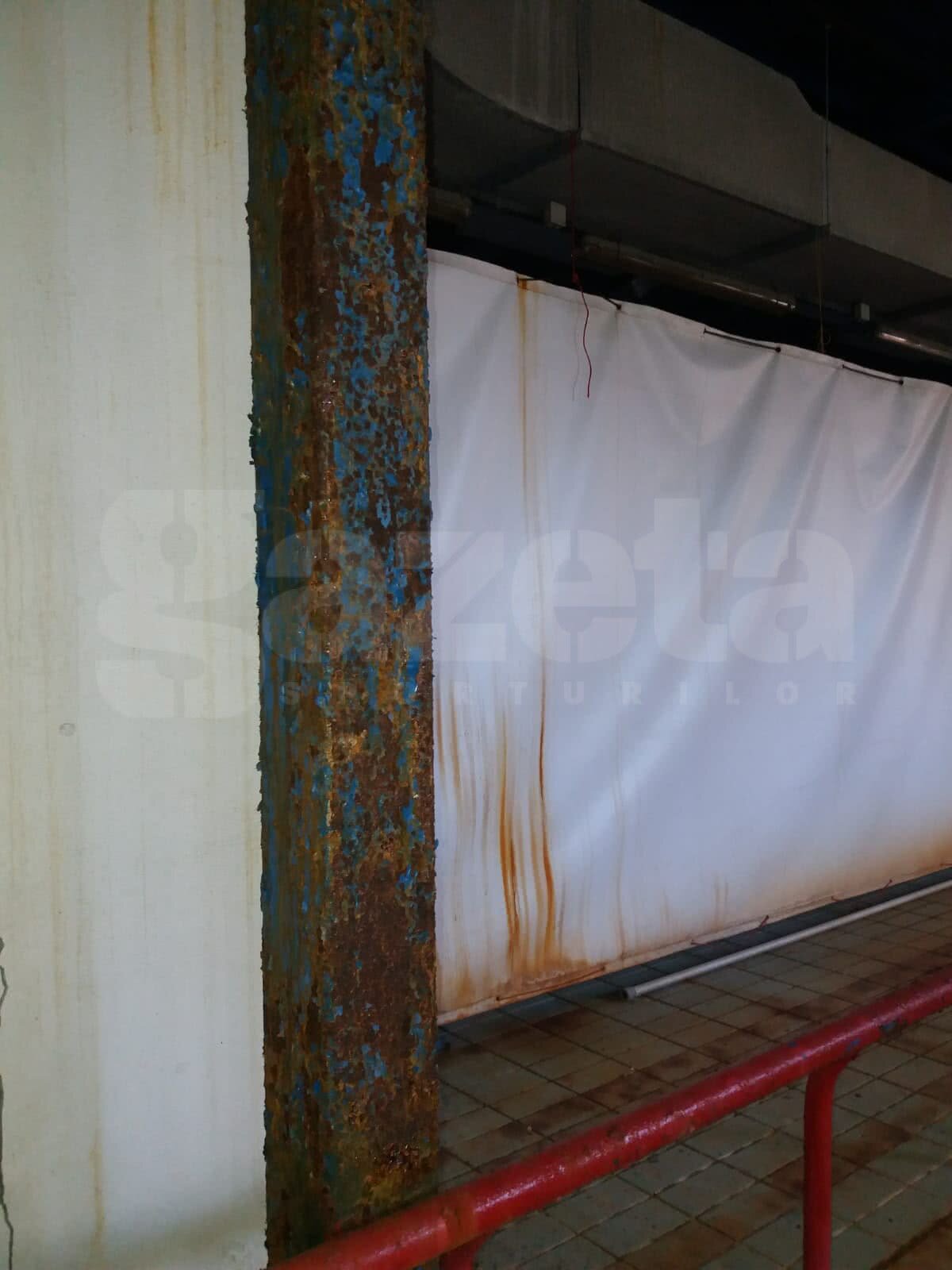 FOTO EXCLUSIV Părinți și antrenori au mers azi la MTS pentru a cere redeschiderea bazinului acoperit de la "Lia Manoliu": "S-a rezolvat, nu se poate!" » Imagini horror cu bazinele de la "Lia Manoliu" și Olimpia