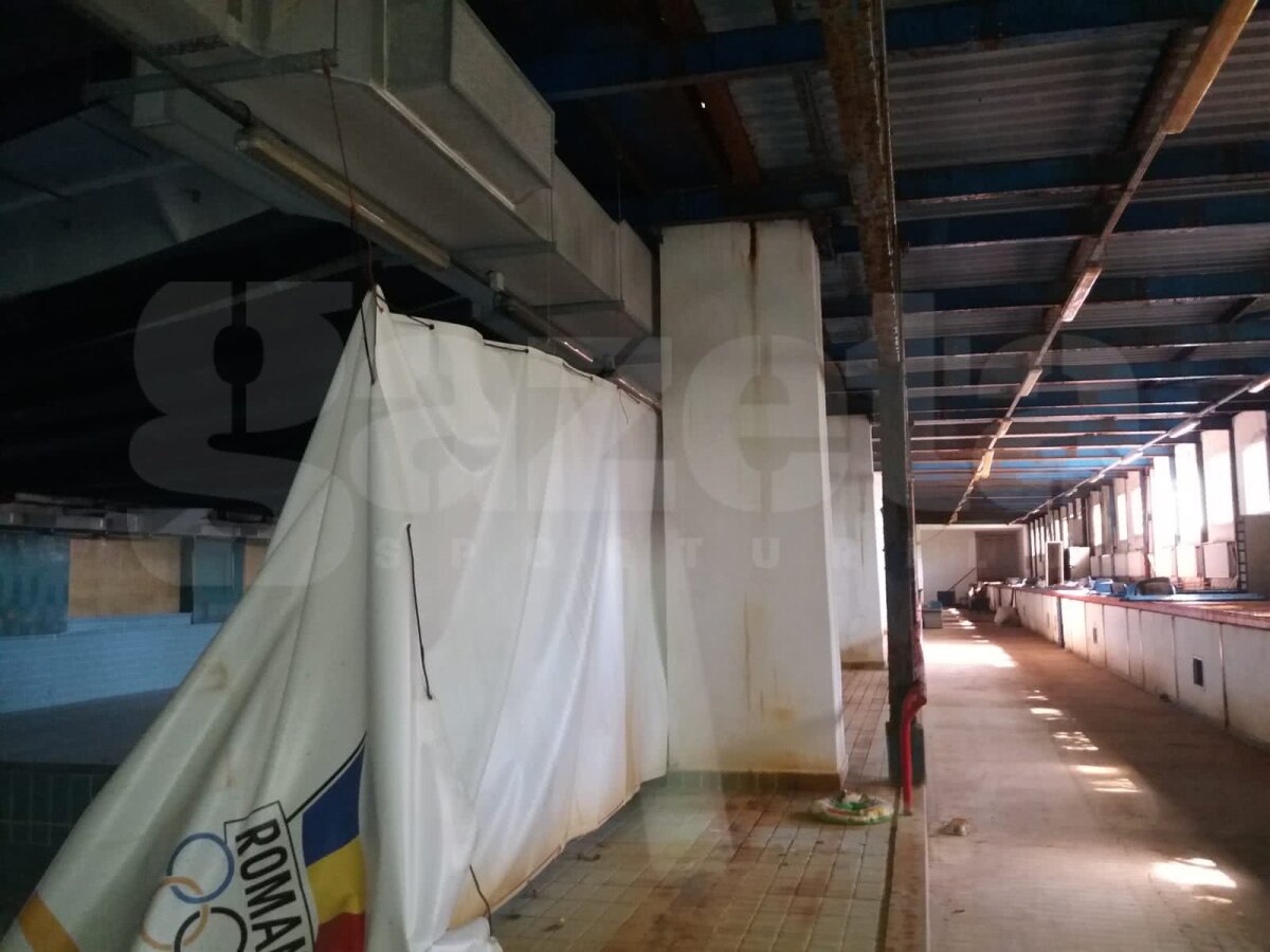 FOTO EXCLUSIV Părinți și antrenori au mers azi la MTS pentru a cere redeschiderea bazinului acoperit de la "Lia Manoliu": "S-a rezolvat, nu se poate!" » Imagini horror cu bazinele de la "Lia Manoliu" și Olimpia
