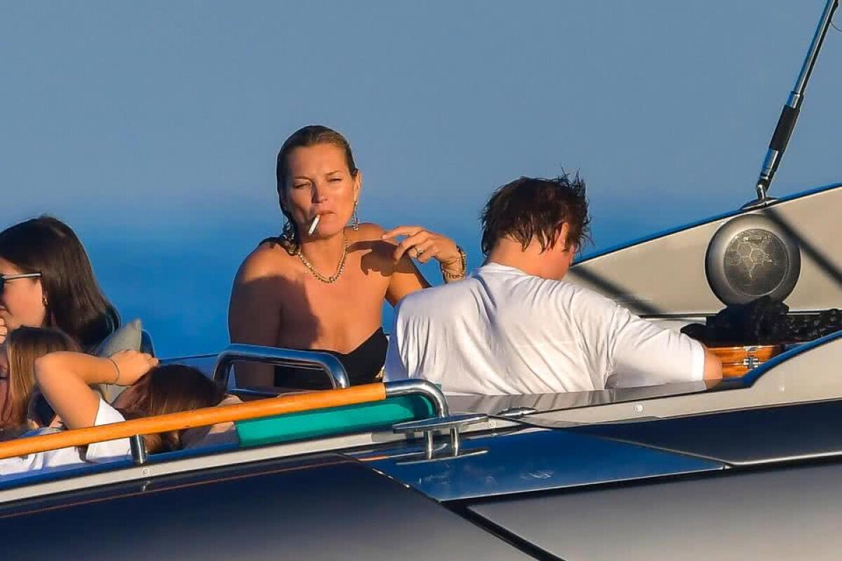 FOTO Seducătoare pe yaht! Kate Moss și-a pus costumul de baie și a făcut senzație alături de iubitul ei