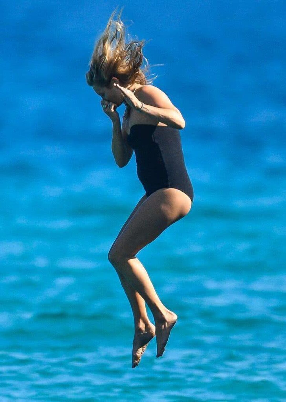 FOTO Seducătoare pe yaht! Kate Moss și-a pus costumul de baie și a făcut senzație alături de iubitul ei