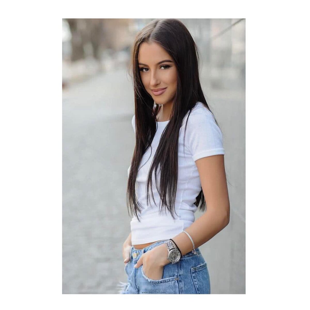 GALERIE FOTO Ea e noua divă a industriei muzicale românești » Arată fabulos, are un vibe misterios și nu lipsește din sala de sport