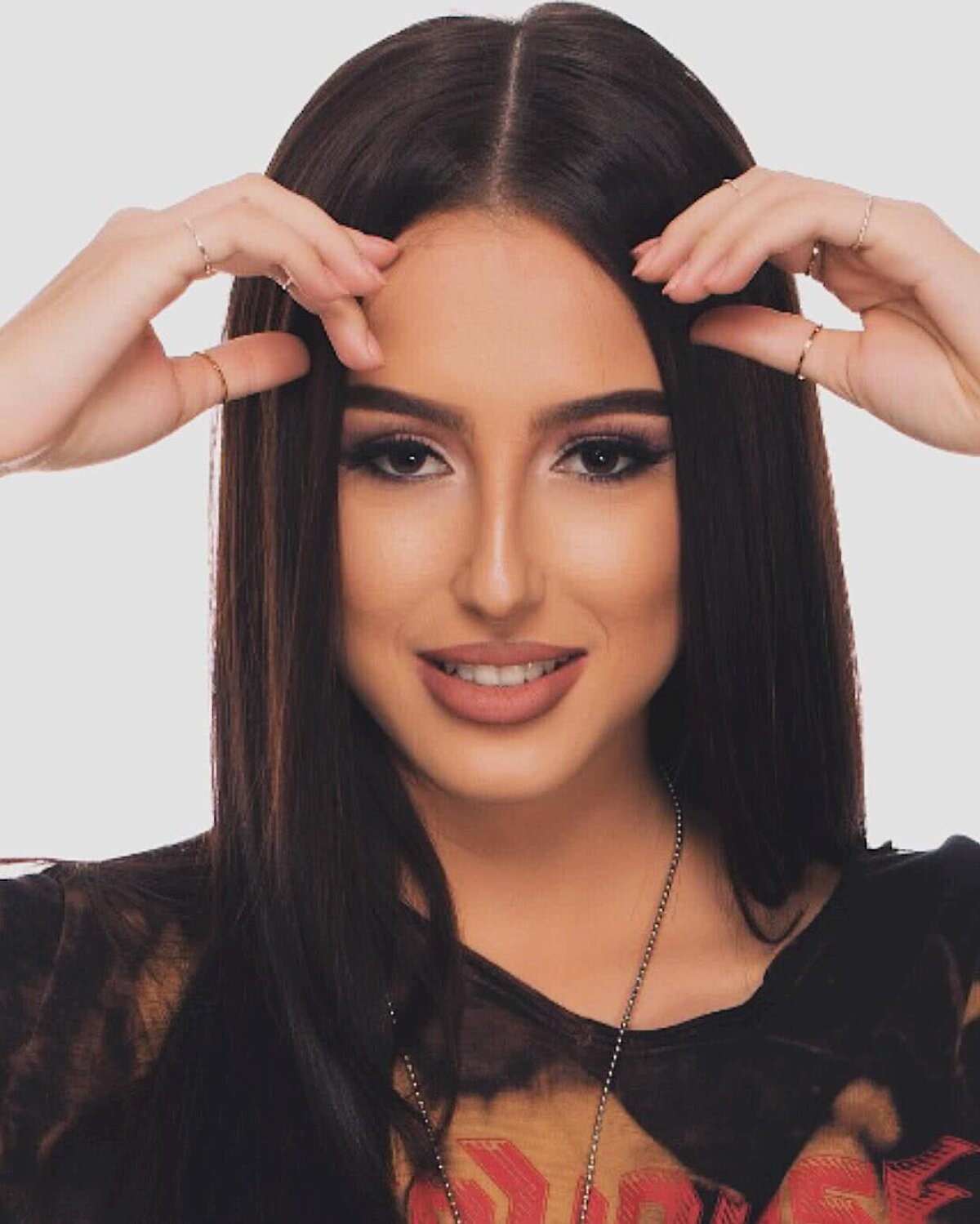 GALERIE FOTO Ea e noua divă a industriei muzicale românești » Arată fabulos, are un vibe misterios și nu lipsește din sala de sport